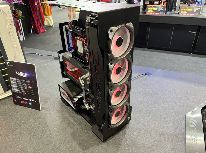 Schlicht und offen ist dieser Rechner, hier wird auch die Grafikkarte mit Flüssigkeit gekühlt. (Bild: Martin Böckmann)